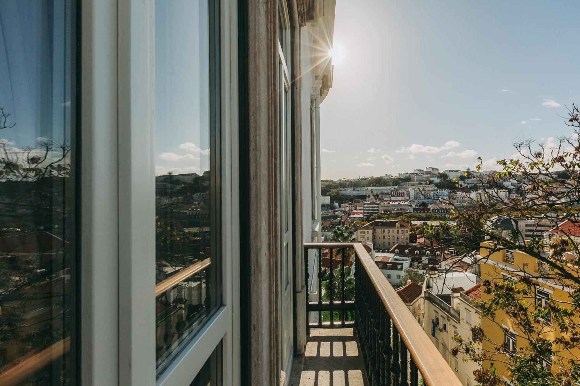 Torel Palace Lisbon Bilik gambar A view from the balcony of a typical apartment